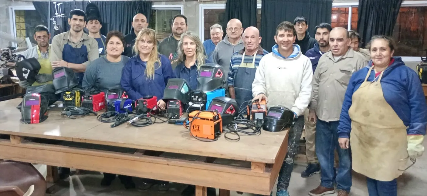 Se equipan para trabajar: alumnos de Soldador Básico que ya tienen su máquina